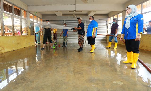 bantuan persekolahan ; banjir kelantan